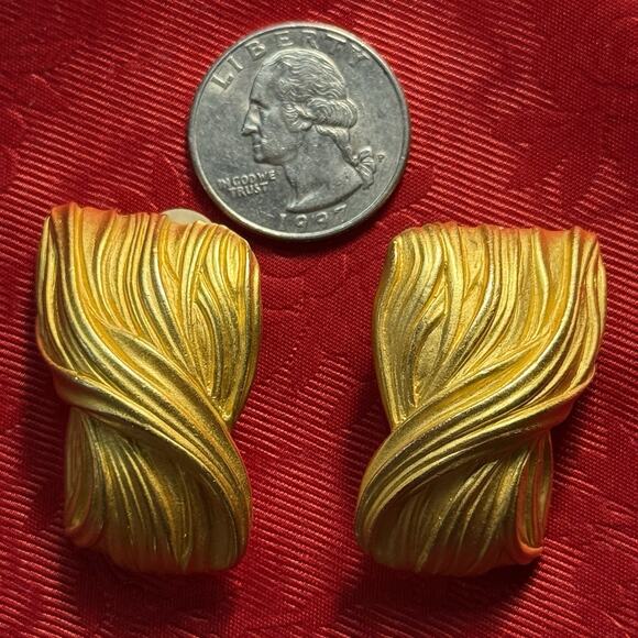 VTG 80s 90s Anne Klein AK Clip On Earrings Matte Gold Tone Statement Runway - Picture 2 of 6